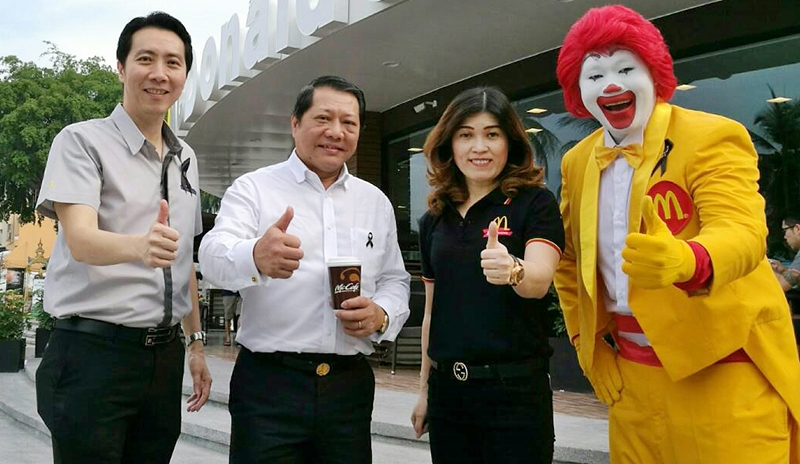 สาขาใหม่ล่าสุด มร.เฮสเตอร์ ชิวปธ.จนท.บห.บจก.แมคไทย พร้อมด้วย เพชรัตน์ อุทัยสางปธ.จนท.บห.ฝ่ายการตลาด และ ปราโมทย์ งามเกริกโชติ ผอ.ฝ่ายปฏิบัติการ ร่วมเปิดร้านแมคโดนัลด์ บนทำเลเลียบชายหาดพัทยาเหนือ เพื่อให้บริการเมนูหลากหลายคุณภาพในบรรยากาศสบาย ตลอด 24 ชั่วโมง