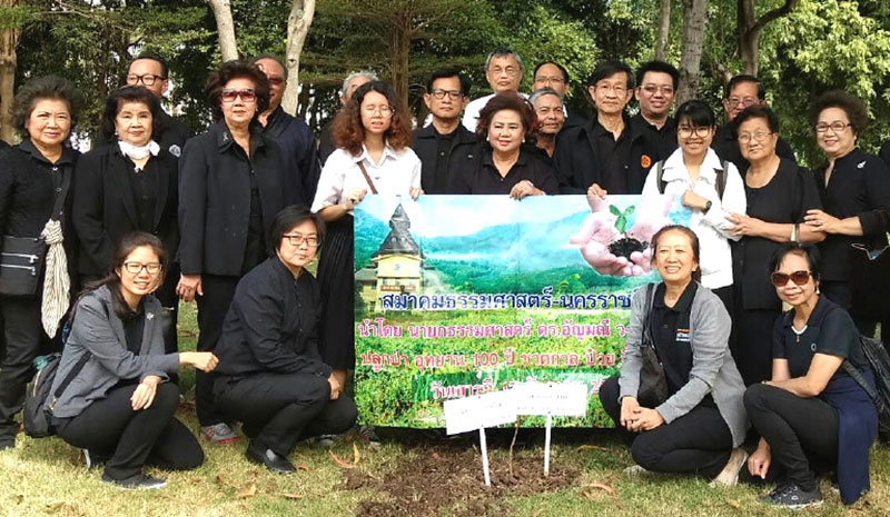 “ยูงทอง” ดอกเหลืองแดง : ผศ.ดร.ชนัญ ผลประไพ ผช.อธิการบดีฝ่ายบริหาร มหาวิทยาลัยธรรมศาสตร์ ศูนย์รังสิต รับมอบกล้าไม้หางนกยูง 500 ต้น จาก ดร.อัญมณี วงศ์กาสิทธิ์ นายกสมาคมธรรมศาสตร์นครราชสีมา พร้อมศิษย์เก่าจาก
โคราชที่มาปลูกในโครงการก่อสร้างอุทยาน 100 ปีอ.ป๋วย ที่ มธ.ศูนย์รังสิต