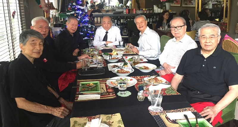 นักเรียนเก่าอังกฤษ รุ่น 1952 : วาริน-สินธุ พูนศิริวงศ์, ร.อ.ขจิต หัพนานนท์, อมเรศ ศิลาอ่อน, อำนวย เกษมทรัพย์, ถวัลย์ เจริญผล และ สุวิทย์ หัพนานนท์ นัดสังสรรค์รื้อฟื้นความหลังครั้งศึกษาที่ Southern On Sea ย่านศูนย์กลางทางธุรกิจที่สำคัญของเมือง ในด้านการ
จัดการระบบการเรียนการสอนที่สนับสนุนการเรียนรู้ของนักเรียนอย่างมีประสิทธิภาพ ของสหราชอาณาจักร ที่ร้าน My Collection home Cusine เอกมัย ซอย 10 ถนนสุขุมวิท 63