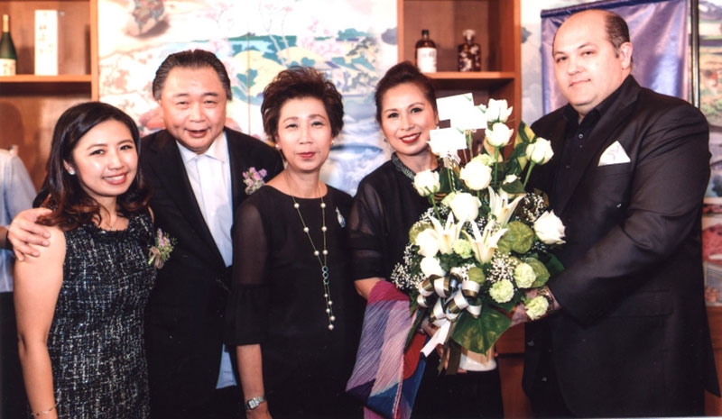 ขอให้ขายดี : แมทธิว เรโนลด์ ผจก.โรงแรมปทุมวัน ปริ๊นเซส มอบดอกไม้ยินดีกับ โจ-โรสลิน-แจ็คการีน ซิม ในโอกาสเปิดห้องอาหารญี่ปุ่น “ทัตสึมิ” ที่ชั้น 2 ของโรงแรมปทุมวัน ปริ๊นเซส ติด MBK Center โดยมี อาทร วนาสันตกุล รอง กก.ผจก.สายการเงิน บจก.เอ็ม บี เค โฮเต็ล แอนด์ ทัวร์ริซึ่ม ร่วมยินดี