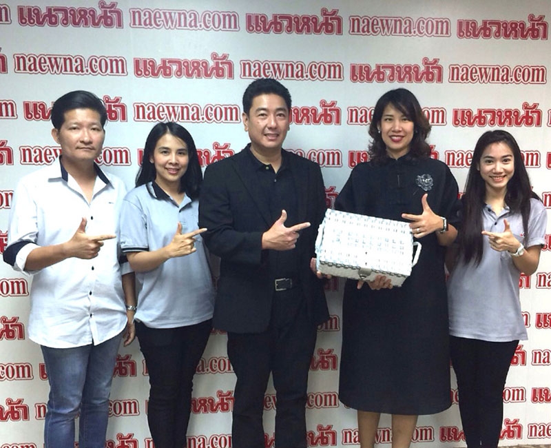 สวัสดีปีใหม่ : ผรณเดช พูนศิริวงศ์ กรรมการผู้จัดการ บริษัท หนังสือพิมพ์แนวหน้า จำกัด ต้อนรับทีมประชาสัมพันธ์กลุ่มตรีเพชร นำโดย อร รักติประกร ผู้ช่วยผู้จัดการทั่วไป บริษัท ตรีเพชรอีซูซุเซลส์ จำกัด ที่มาสวัสดีปีใหม่และอวยพรแก่ทีมงานกองบรรณาธิการ หนังสือพิมพ์แนวหน้า ที่ สำนักงาน นสพ.แนวหน้า หลักสี่