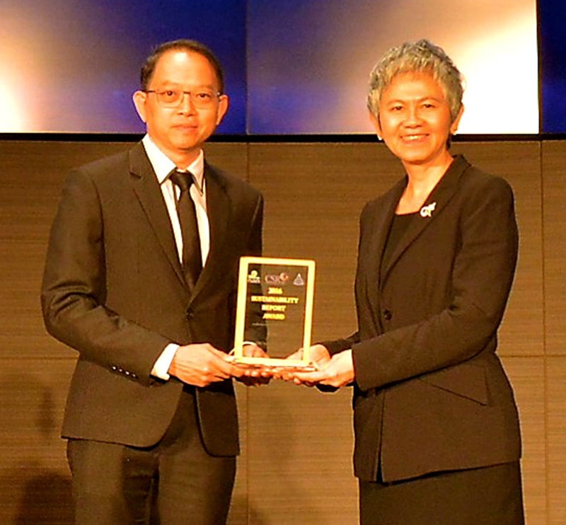 Sustainability Report Award 2016 : ธีระยุทธ บุญโชติ รักษาการ หัวหน้าคณะผู้บริหาร ด้านเทคนิค บมจ.ไทยคม ผู้ให้บริการธุรกิจดาวเทียมชั้นนำแห่งเอเชีย รับรางวัลรายงานความยั่งยืนดีเด่น ประจำปี 2559 จาก อรนุช อภิศักดิ์ศิริกุล กก.สมาคมบริษัทจดทะเบียนไทย ในฐานะองค์กรริเริ่มจัดทำรายงานแห่งความยั่งยืน โดยอิงเป้าหมายการพัฒนาที่ยั่งยืน หรือ Sustainable Development Goals (SDGs) 17 ข้อ ที่สหประชาชาติประกาศเป็นเป้าหมายโลก ที่ ตลาดหลักทรัพย์ฯ