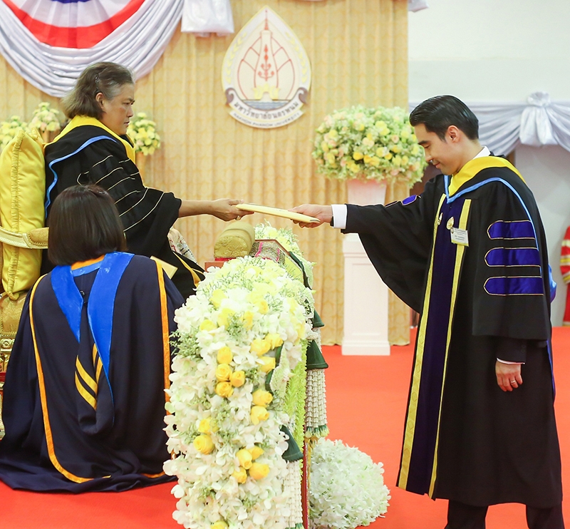 สมเด็จพระเทพรัตนราชสุดาฯ สยามบรมราชกุมารี เสด็จฯ แทนพระองค์ไปในการพระราชทานปริญญาบัตรแก่ผู้สำเร็จการศึกษาจาก มหาวิทยาลัยนครพนม ประจำปีการศึกษา 2558 (ในภาพ) พระราชทานปริญญาบริหารธุรกิจดุษฎีบัณฑิตกิตติมศักดิ์ สาขาวิชาการจัดการ แก่ นายอัศวิน เตชะเจริญวิกุล ประธานเจ้าหน้าที่บริหาร บมจ.เบอร์ลี่ ยุคเกอร์ และ ประธานเจ้าหน้าที่บริหาร บมจ.บิ๊กซี ซูเปอร์เซ็นเตอร์ ณ อาคารศรีโคตรบูรณ์ มหาวิทยาลัยนครพนม จังหวัดนครพนม