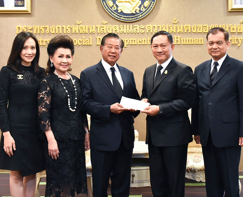 สนับสนุนทุนการศึกษา : ประจักษ์-ละออ ตั้งคารวคุณ ประธานที่ปรึกษากลุ่มบริษัททีโอเอ และ เรือโท พญ.ปิยะชนก ตั้งคารวคุณ มอบเงิน 5 แสนบาท ให้แก่ พล.ต.อ.อดุลย์ แสงสิงเเก้ว รมว.การพัฒนาสังคมและความมั่นคงของมนุษย์ เพื่อ
เป็นทุนการศึกษาให้แก่โรงเรียนปิยะมหาราชาลัย จ.นครพนม