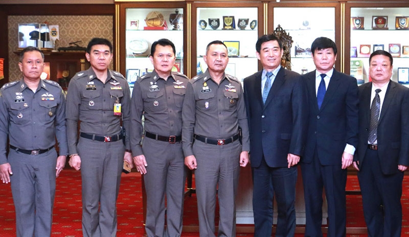 ต้านภัยข้ามชาติ : พล.ต.ท.เดชา บุตรน้ำเพชร รรท.ผู้ช่วยผู้บัญชาการตำรวจแห่งชาติ ต้อนรับ เหริน เจียนจุน รองอธิบดีกรมรักษาความมั่นคง มณฑลชานตง สาธารณรัฐประชาชนจีน และคณะ ในโอกาสเข้าพบเพื่อหารือเกี่ยวกับอาชญากรรมข้ามชาติและการต่อต้านการก่อการร้าย ที่ สำนักงานตำรวจแห่งชาติ