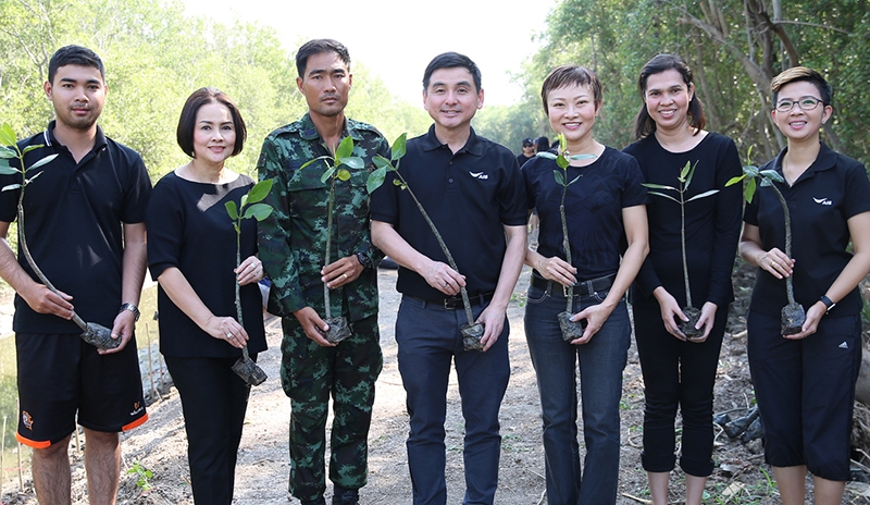 “รวมพลังแห่งความภักดี” สมชัย เลิศสุทธิวงศ์ ประธานเจ้าหน้าที่บริหารเอไอเอส  และพนักงานจิตอาสา ร่วมกิจกรรมปลูกป่า 890 ต้น เพื่อถวายเป็นพระราชกุศลแด่ พระบาทสมเด็จพระปรมินทรมหาภูมิพลอดุลยเดช ที่ศูนย์ศึกษาธรรมชาติกองทัพบก เฉลิมพระเกียรติ 72 พรรษา มหาราชินี จ.สมุทรปราการ