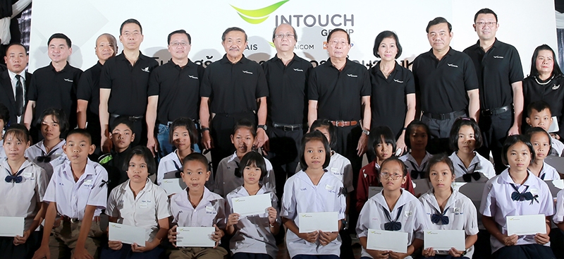 รวม 240 ทุน ดร.วิรัช อภิเมธีธำรง ประธานคณะกรรมการ และมร.ฟิลิป แทน ประธานเจ้าหน้าที่บริหารบมจ.อินทัชโฮลดิ้งส์ มอบทุนการศึกษาในโครงการ “กลุ่มอินทัชสร้างโอกาสทางการศึกษา” ให้แก่นักเรียนที่มีความประพฤติดี ตั้งใจเรียนแต่ขาดแคลนทุนทรัพย์ 200 ทุน, ทุนสนับสนุนครูที่ปฏิบัติหน้าที่ด้วยความเสียสละ มุ่งมั่น อุตสาหะ เพื่อเป็นขวัญและกำลังใจ 20 ทุน และทุนสนับสนุนกิจกรรมของโรงเรียน 20 ทุน รวมเป็นเงิน 3,400,000 บาท ที่วิทยาลัยเทคนิคน่าน จ.น่าน