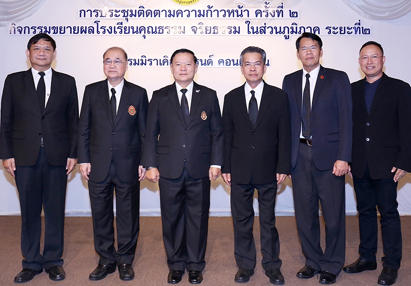 ติดตาม    พล.อ.วิทวัส รชตะนันทน์ ปฏิบัติหน้าที่แทนประธานผู้ตรวจการแผ่นดิน ปิดการประชุมหัวข้อ “กิจกรรมขยายผลโรงเรียนคุณธรรม จริยธรรม ในส่วนภูมิภาค ระยะที่ 2” โดยมี บูรณ์ ฐาปนดุลย์ ผู้ตรวจการแผ่นดิน และ รักษเกชา แฉ่ฉาย เลขาธิการสำนักงานฯ  ร่วมงาน ที่ โรงแรมมิราเคิล แกรนด์ คอนเวนชั่น