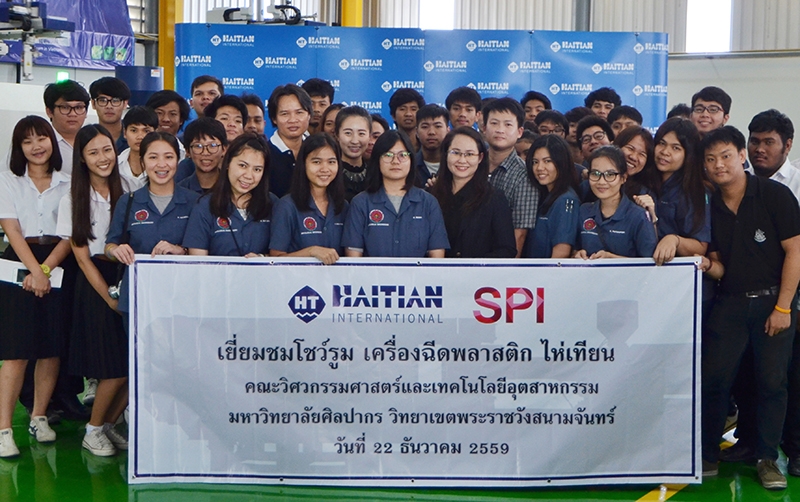 ดูกระบวนการ    ดร.ณัฐวุฒิ ธาราวดี รองหัวหน้าภาควิชาวิศวกรรมเครื่องกล และ ดร.วีรนุช อินทะกันฑ์ นำนักศึกษาคณะวิศวกรรมศาสตร์ฯ มหาวิทยาลัยศิลปากร เยี่ยมชมการทำงานของเครื่องฉีดพลาสติกไห่เทียน โดยมี โจ จันทร์ล้วน ผอ.ฝ่ายขาย บจก.เอสพี อินเตอร์แมค ต้อนรับ ที่ โชว์รูมไห่เทียน ถนนมอเตอร์เวย์