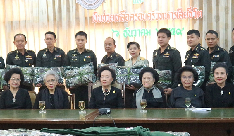 เหนือจรดใต้     คุณหญิงแสงเดือน ณ นคร ปธ.กก.มูลนิธิสงเคราะห์ครอบครัวทหารผ่านศึกฯ มอบเสื้อกันหนาวและผ้าห่มให้แก่ 15 หน่วยงาน เพื่อให้กำลังพลที่ออกลาดตระเวนป้องกันชายแดนและสกัดกั้นยาเสพติดตามแนวชายแดนทางภาคเหนือ และเงินช่วยเหลือครอบครัวทหารที่เสียชีวิตใน 3 จังหวัดชายแดนภาคใต้