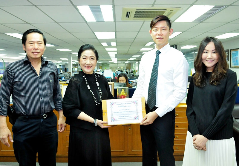 อวยพรปีใหม่ : วิบูลย์ เลาหพงศ์ชนะ ประธานกรรมการ บริษัท กรุงไทยแทรคเตอร์ จำกัด มอบหมายให้ สราวุธ เลาหพงศ์ชนะ กรรมการผู้จัดการ และ อภิชญา เลาหพงศ์ชนะ นำของขวัญปีใหม่มามอบให้แด่ ผาณิต พูนศิริวงศ์ เพื่อส่งมอบความสุขแก่ชาวหนังสือพิมพ์แนวหน้า ที่สำนักงาน นสพ.แนวหน้า หลักสี่