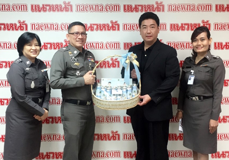 อวยพรปีใหม่      ผรณเดช พูนศิริวงศ์ กก.ผจก.บริษัท หนังสือพิมพ์แนวหน้า จำกัด รับมอบของขวัญปีใหม่จาก พล.ต.ต.สุนทร เฉลิมเกียรติ ผบก.กองบัญชาการตำรวจปราบปรามยาเสพติด (บช.ปส.), พ.ต.อ.หญิง ธชกานต์ ปัทมะศิริ ผกก.ฝ่ายป้องกันอาชญากรรม บช.ปส.และ พ.ต.ท.หญิง จินดารัตน์ ละมูลพันธ์ รอง ผกก.ฝ่ายป้องกันอาชญากรรม บช.ปส.ที่มาส่งความสุขปีใหม่แก่ทีมงานกองบรรณาธิการแนวหน้า