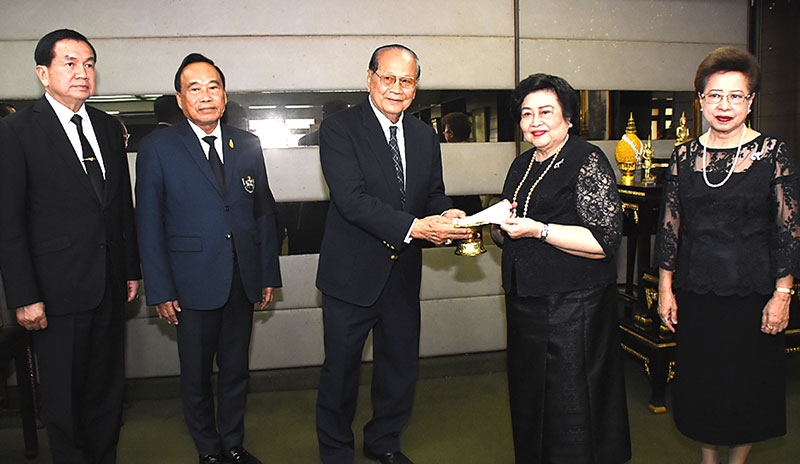 เพื่อการกุศล : พ.อ.ดิลก ธนภัทร รองประธานคณะกรรมการอำนวยการราชตฤณมัยสมาคมแห่งประเทศไทยฯ มอบรายได้จากการแข่งม้า เมื่อวันที่ 27 พ.ย.2559 จำนวน 416,281 บาท ให้แก่ พล.ต.หญิง คุณหญิงอัสนีย์ เสาวภาพ ประธานสภาสังคมสงเคราะห์ฯ โดยมี พล.อ.บุญเลิศ แก้วประสิทธิ์ ร่วมเป็นสักขีพยาน