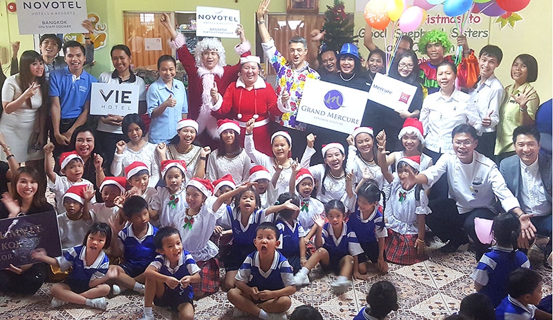เทศกาลคริสต์มาส : มานูเอล เรย์มองแดง รองผู้จัดการทั่วไป โรงแรมโนโวเทล กรุงเทพ สยามสแควร์ พร้อมด้วยพนักงาน และโรงแรมในเครือแอคคอร์ ร่วมกันจัดกิจกรรมส่งความสุข ให้แก่เด็กๆ ผู้ด้อยโอกาสในอุปการะของมูลนิธิภคินีศรีชุมพาบาล ที่แต่ละโรงแรมนำมาร่วมสร้างรอยยิ้มให้กับน้องๆ