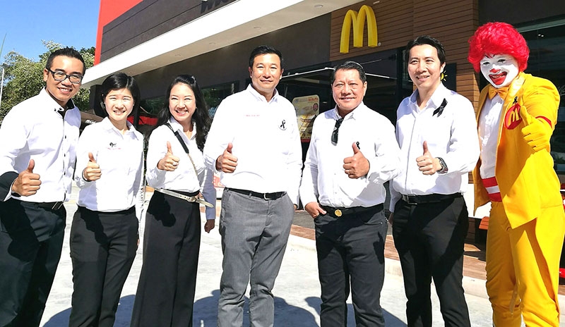 สาขาใหม่ล่าสุด : เฮสเตอร์ ชิว ปธ.จนท.บห.บจก.แมคไทย และ ยอดพงศ์ สุตธรรม ผจก.การตลาดขายปลีก บมจ.เอสโซ่ (ประเทศไทย)ร่วมเปิดร้านแมคโดนัลด์ รูปแบบไดร์ฟทรู ในสถานีบริการน้ำมันเอสโซ่ บางนา-ตราด กม.17 พร้อมให้บริการเมนูอร่อยหลากหลายในบรรยากาศสบายๆ ตลอด 24 ชั่วโมง