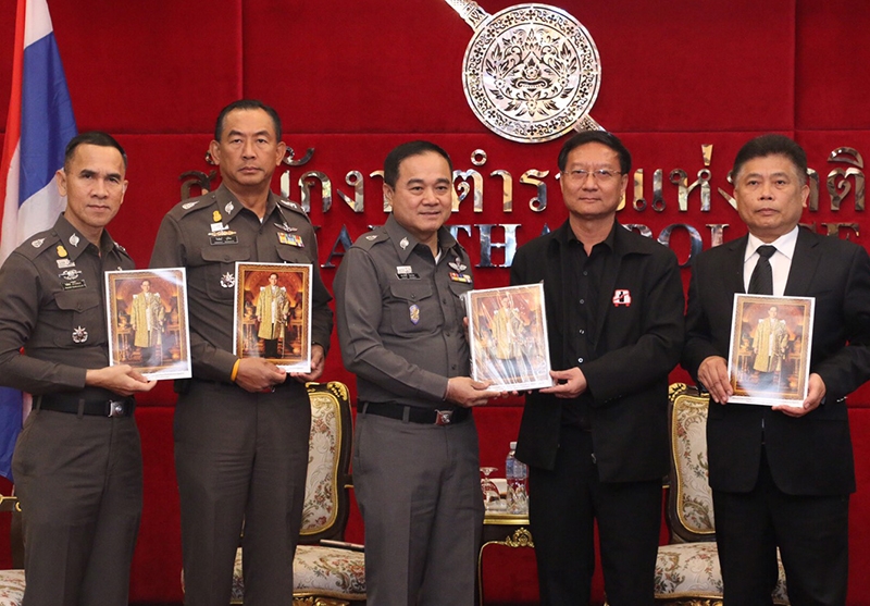 แจกประชาชน : พล.ต.ท.ธรรมศักดิ์ วิชชารยะ รรท.ที่ปรึกษา สบ10 รับมอบ
พระบรมฉายาลักษณ์ พระบาทสมเด็จพระปรมินทรมหาภูมิพลอดุลยเดช 9,999 องค์ 
พร้อมพระราชดำรัสเตือนสติเรื่องความปลอดภัยในการใช้รถใช้ถนน จาก สุรสิทธิ์ ศิลปงาม ผจก.มูลนิธิเมาไม่ขับ เพื่อส่งมอบให้หน่วยงานที่เกี่ยวข้อง