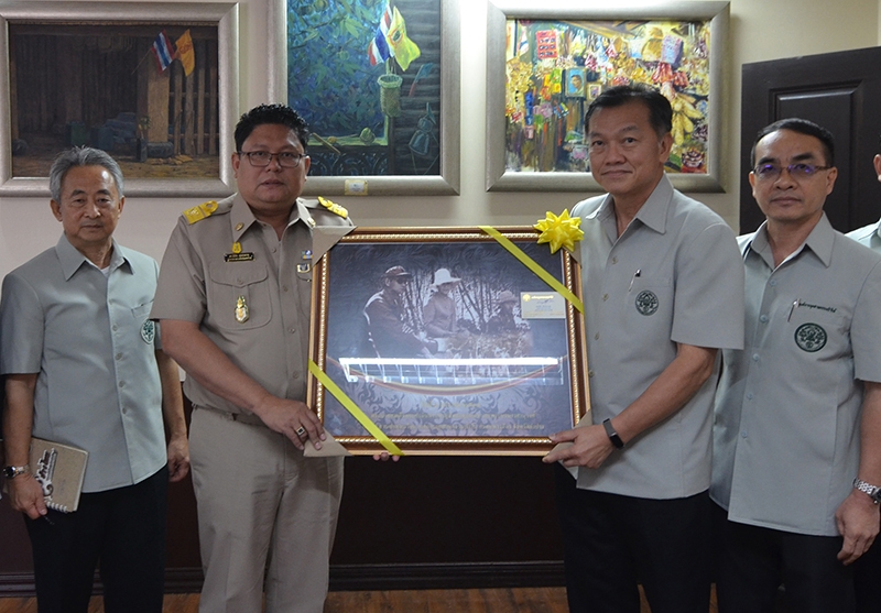 สวัสดีปีใหม่ : พิชัย รุจิโรจน์สุวรรณ รอง ผอ.รักษาการแทน ผอ.องค์การอุตสาหกรรม
ป่าไม้ พร้อมคณะผู้บริหาร อ.อ.ป.มอบของที่ระลึกให้แด่ ดร.ธีธัช สุขสะอาด 
ผู้ว่าการการยางแห่งประเทศไทย (กยท.) เพื่อหารือแนวทางให้สวนป่ายางพาราของ 
อ.อ.ป. ได้รับการสงเคราะห์ตามเงื่อนไขของ กยท. ที่ กยท. ถนนบางขุนนนท์
