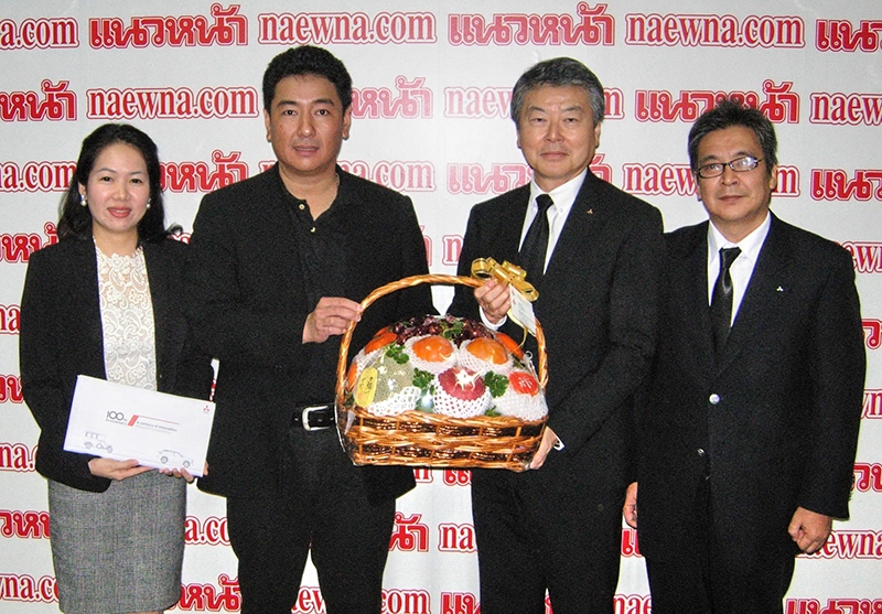 อวยพรปีใหม่ : มร.โมะริคาซุ ชกกิ กก.ผจก.ใหญ่ บจก.มิตซูบิชิ มอเตอร์ส (ประเทศไทย) พร้อมด้วย มร.โคจิ นาคาฮาร่า กก.รอง ผจก.ใหญ่ สายงานขาย
ในประเทศ และ อนงค์ ศุภราวงศ์ ผอ.ใหญ่ สำนักสื่อสารการตลาด ร่วมอวยพร
ปีใหม่แด่ ผรณเดช พูนศิริวงศ์ กก.ผจก. นสพ.แนวหน้า เมื่อเช้าวันที่ 29 ธ.ค. 2559