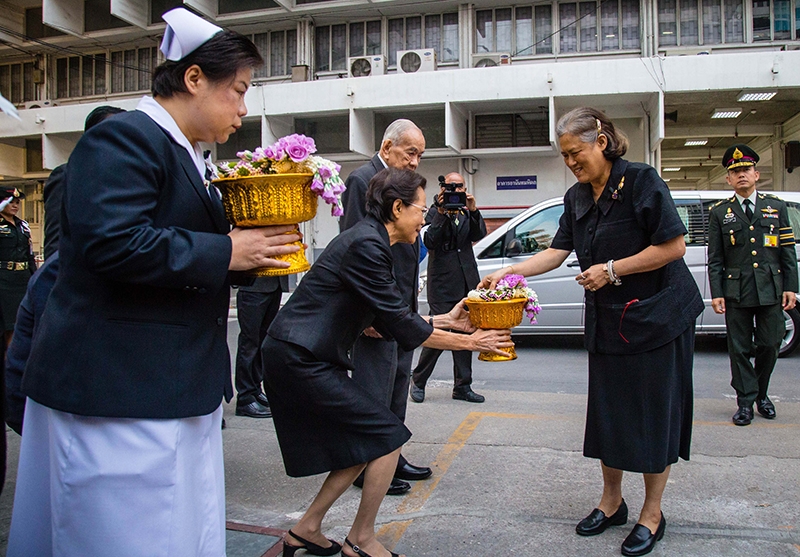 สมเด็จพระเทพรัตนราชสุดาฯ สยามบรมราชกุมารี อุปนายิกาผู้อำนวยการสภากาชาดไทย เสด็จพระราชดำเนิน ในการบำเพ็ญพระราชกุศลทรงบาตรพระสงฆ์ และได้พระราชทานพรต้อนรับปีใหม่ พ.ศ.2560 เพื่อเป็นสิริมงคลแก่เจ้าหน้าที่ผู้ปฏิบัติงาน 
ณ อาคารแพทยพัฒน์ สภากาชาดไทย เมื่อวันที่ 30 ธันวาคม 2559