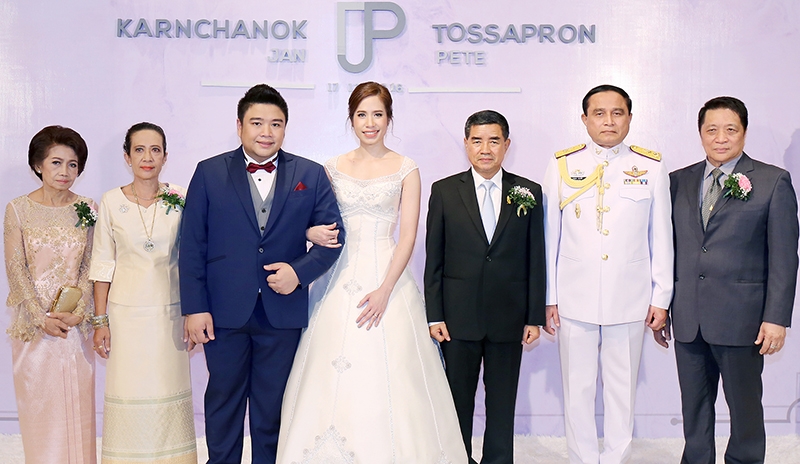 รักษาสัตว์ “มัดใจ” : พล.อ.เฉลิมชัย สิทธิสาท ผู้บัญชาการทหารบก เป็นประธานพิธีฉลองมงคลสมรส ระหว่าง สัตวแพทย์หญิงกานต์ชนก สอนไม้ บุตรี พล.ต.
ยงยุทธ-นัชจิรารัตน์ สอนไม้ กับ นายสัตวแพทย์ทศพร ปัญญาอรรถ บุตร 
ทวีสุข-พัชรี ปัญญาอรรถ ที่ โรงแรมมิราเคิล แกรนด์ คอนเวนชั่น