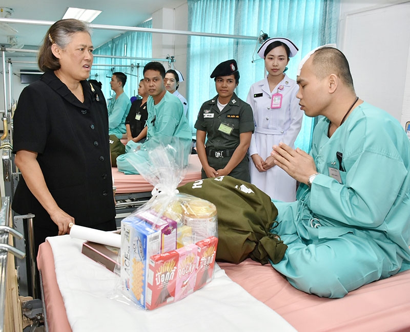 สมเด็จพระเทพรัตนราชสุดาฯ สยามบรมราชกุมารี เสด็จพระราชดำเนินไปในการพระราชทานถุงของขวัญแก่ทหารที่ได้รับบาดเจ็บจากการปฏิบัติราชการสนาม จังหวัดชายแดนใต้ เนื่องในโอกาสวันขึ้นปีใหม่ ณ ตึกมหาวชิราลงกรณ โรงพยาบาลพระมงกุฎเกล้า ถนนราชวิถี เขตราชเทวี เมื่อวันที่ 31 ธันวาคม 2559