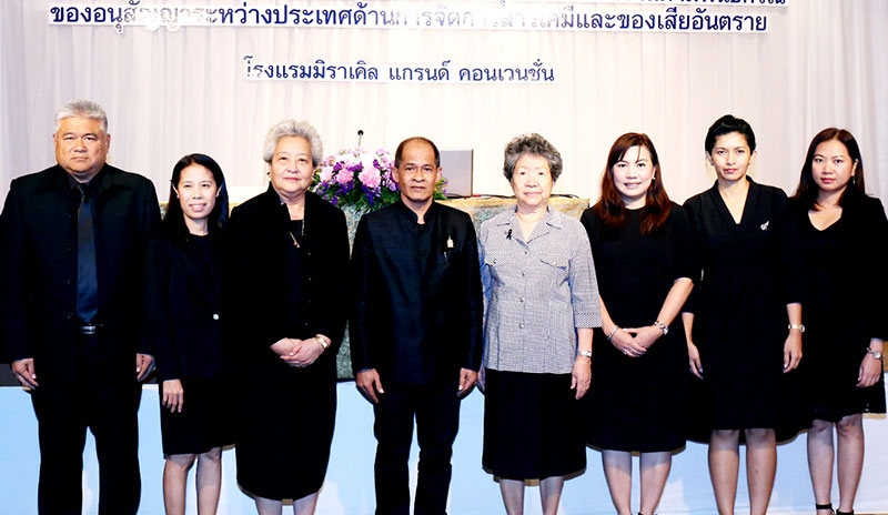 พันธสัญญา : สุเมธา วิเชียรเพชร ผอ.สำนักจัดการกากของเสียและสารอันตราย กรมควบคุมมลพิษ เปิดการสัมมนาเรื่อง “การเสริมสร้างขีดความสามารถในการสนับสนุนการดำเนินงานตามพันธกรณี ของอนุสัญญาระหว่างประเทศด้านการจัดการสารเคมีและของเสียอันตราย” โดยมี ดร.นวลศรี ทยาพัชร และ รศ.ดร.พาลาภ สิงหเสนี ร่วมสัมมนา ที่โรงแรมมิราเคิล แกรนด์ คอนเวนชั่น