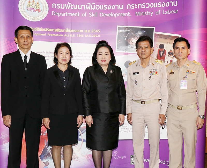 รับรองความสามารถ : ม.ล.ปุณฑริก สมิติ ปลัดกระทรวงแรงงาน เปิด “โครงการส่งเสริมการเพิ่มผลิตภาพแรงงานในสถานประกอบกิจการ ภายใต้พระราชบัญญัติส่งเสริมการพัฒนาฝีมือแรงงาน พ.ศ.2545” จัดโดย กองส่งเสริมการพัฒนาฝีมือแรงงาน กรมพัฒนาฝีมือแรงงาน ที่โรงแรมมิราเคิล แกรนด์ คอนเวนชั่น หลักสี่