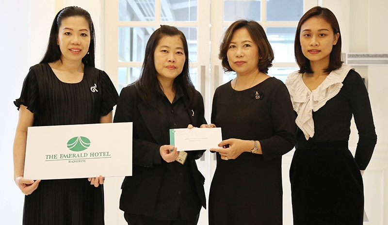 ทำบุญปีใหม่ : ภากมล รัตตเสรี รองเหรัญญิก สำนักงานมูลนิธิชัยพัฒนา รับมอบเงินจาก ขวัญเรือน เหลียวตระกูล ผู้อำนวยการฝ่ายประชาสัมพันธ์ และ จงดี ชูสันติสุข ผู้บริหารฝ่ายจัดซื้อ โรงแรม ดิ เอมเมอรัลด์ สมทบทุนเพื่อสนับสนุนการดำเนินงานในกิจกรรมต่างๆ ที่สำนักงานมูลนิธิชัยพัฒนา ถ.อรุณอมรินทร์