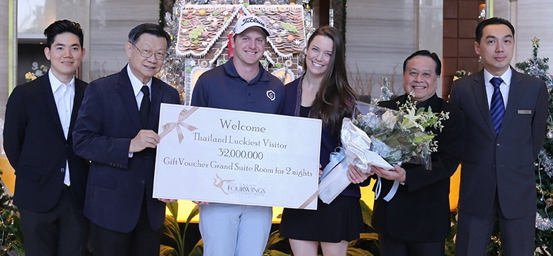 ทุกล้านคน ลุ้นเที่ยวฟรี โดย ททท. : ประกิจ ชินอมรพงษ์ ที่ปรึกษากิตติมศักดิ์ สมาคมโรงแรมไทย มอบบัตรกำนัลห้องพักให้แก่ เชลบี้ พาสเตอร์ นักท่องเที่ยวชาวอเมริกัน คนที่ 32 ล้าน ของปี 2559 โดยมี พีระพงษ์ สุเปารุษ ผจก.โรงแรม เดอะ แกรนด์ โฟร์วิงส์ ร่วมยินดี ในโอกาสที่เข้าพักและใช้บริการที่โรงแรม