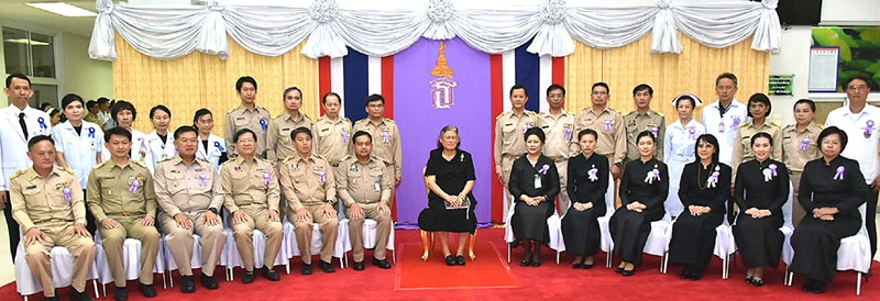 สมเด็จพระเทพรัตนราชสุดาฯ สยามบรมราชกุมารี เสด็จพระราชดำเนินทรงปฏิบัติพระราชกรณียกิจในพื้นที่จังหวัดปทุมธานี พร้อมพระราชทานสิ่งของแก่ผู้ป่วย และพระราชทานเงินจัดตั้ง “กองทุนพระราชทานเพื่อสงเคราะห์คนไข้ยากจน ณ โรงพยาบาลปทุมธานี ตำบลบางปรอก อำเภอเมือง จังหวัดปทุมธานี โดยมี นายสุรชัย ขันอาสา ผวจ.ปทุมธานี เฝ้าฯ รับเสด็จ เมื่อวันที่ 3 มกราคม 2560