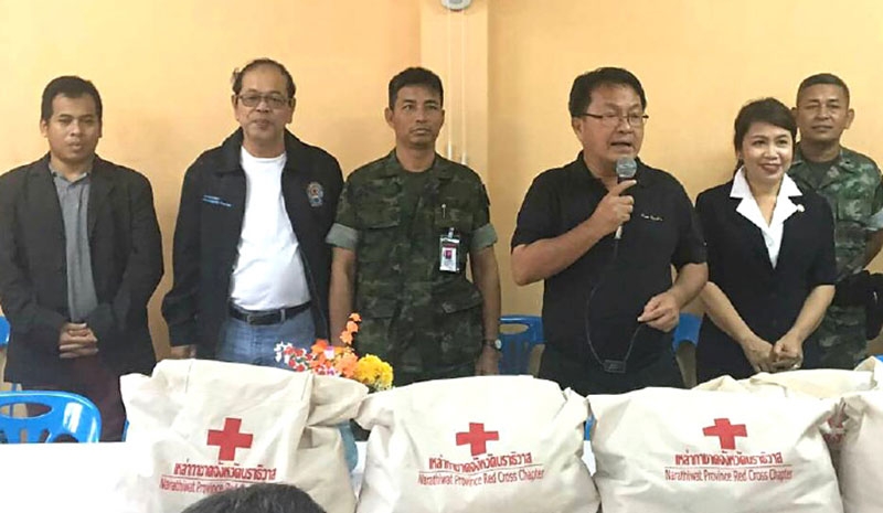 ห่วงใย : สิทธิชัย ศักดา ผวจ.นราธิวาส, ไขแสง ศักดา นายกเหล่ากาชาดจังหวัดนราธิวาส และคณะ เยี่ยมเยียนประชาชน พร้อมกับมอบเครื่องอุปโภคบริโภคแก่ผู้ประสบอุทกภัย ที่ ศาลาประชาคม บ้านโคกแมแน และ มัสยิดสนาตง บ้านสนาตง ตำบลมะนังตายอ อำเภอเมือง จังหวัดนราธิวาส เมื่อวันที่ 3 ม.ค.2560