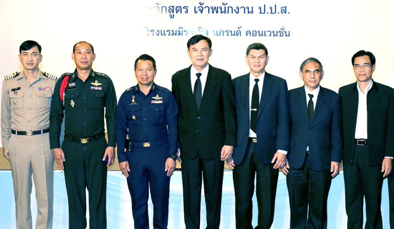 แข็งขัน : พล.ต.ท.เรวัช กลิ่นเกษร ที่ปรึกษา สำนักงานคณะกรรมการป้องกันและปราบปรามยาเสพติด (ป.ป.ส.) ปิดการอบรมหลักสูตร “เจ้าพนักงาน ป.ป.ส.” โดยมี ว่าที่ร้อยตรี วุฒิพงษ์ เหล่าจุมพล ผอ.สถาบันพัฒนาบุคลากรด้านการป้องกันและปราบปรามยาเสพติด ร่วมงาน ที่ โรงแรมมิราเคิล แกรนด์ คอนเวนชั่น