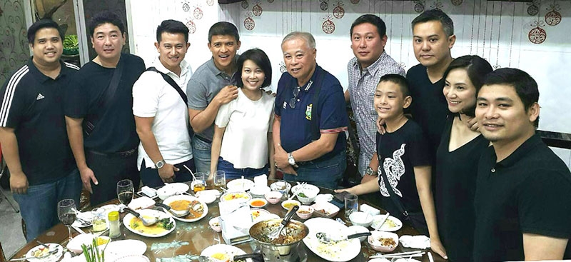 พรปีใหม่ 2560 : ตุลย์ ธีรอรรถ และ ผรณเดช พูนศิริวงศ์ กรรมการผู้จัดการ นสพ.แนวหน้า พร้อมเพื่อนศิษย์เก่าวชิราวุธวิทยาลัย พ.ต.ท.เขมรินทร์ พิสมัย, พ.อ.เปรมจิรัส -พิมพ์ระวี ธนไทยภักดี, บอม ปิ่นธานี, วันจักร - ไปรยา บุนนาค และ รัฐธรรมนูญ อินทะมุสิก ร่วมอวยพรปีใหม่แด่รุ่นพี่วชิราวุธวิทยาลัย อดิศักดิ์ เหมอยู่ กรรมการผู้จัดการ บริษัท เซราไทย จำกัด