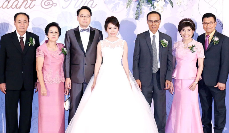 รักแท้...สุขถาวร : ถวิล ไพรสณฑ์ อดีตรองประธานสภาผู้แทนราษฎร เป็นประธานพิธีฉลองมงคลสมรส ระหว่าง ปภาดา พงษ์สุขถาวร บุตรี ธำรง - จิตตินันท์ พงษ์สุขถาวร กับ ปิยะ รัตนวุฒิสุวรรณ บุตร พีระ - อัจฉรา รัตนวุฒิสุวรรณ ณ ห้องแกรนด์บอลรูม โรงแรมมิราเคิล แกรนด์ คอนเวนชั่น หลักสี่