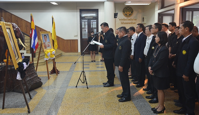 วันขึ้นปีใหม่ : พิชัย รุจิโรจน์สุวรรณ รอง ผอ. รักษาการ ผอ.องค์การอุตสาหกรรมป่าไม้ เป็นประธานในพิธี รำลึกถวายความอาลัย พระบาทสมเด็จพระปรมินทรมหาภูมิพลอดุลยเดช และถวายพระพรชัยมงคลแด่ สมเด็จพระเจ้าอยู่หัวมหาวชิราลงกรณบดินทรเทพยวรางกูร ณ สำนักงานกลาง องค์การอุตสาหกรรมป่าไม้