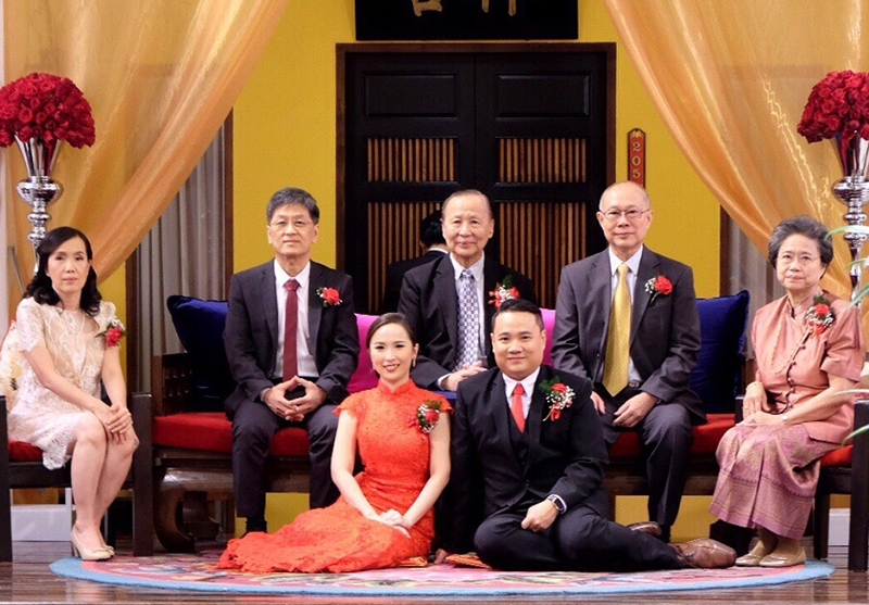 ฉลองในไชน่าทาวน์ : ศ.ดร.นพ.กระแส ชนะวงศ์ อดีตรัฐมนตรีว่าการกระทรวงการต่างประเทศ เป็นประธานในพิธีฉลองมงคลสมรส ระหว่าง ดิสลิน อดิรักษ์สถิตกุล บุตรี วิชัย-สมหญิง อดิรักษ์สถิตกุล กับ ตุลย์ วงศ์วิทวัส บุตร ปรีชา-พูนศรี วงศ์วิทวัส ที่โรงแรมเซี่ยงไฮ้ แมนชั่น กรุงเทพฯ ถนนเยาวราช