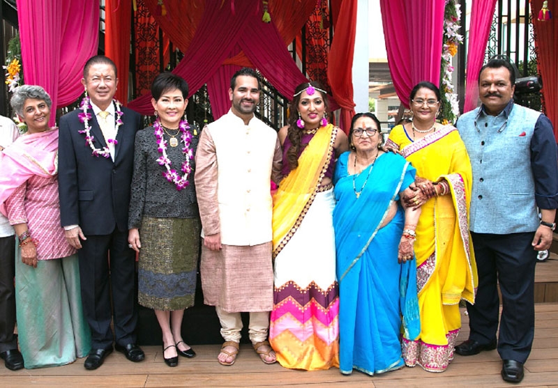 อวยพร...วิวาห์ภารตะ : สนั่น - คุณหญิงณัฐิกา อังอุบลกุล เป็นประธาน ในพิธีมงคลสมรสระหว่าง อกชิ ซิงห์ บุตรี ราเกส - แอนนิต้า ซิงห์ กับ โรฮัน นากาชิ บุตร ราจีฟ นากาชิ โดยมี กีต้า เดวี่ มาร่วมอวยพร ท่ามกลางญาติมิตรร่วมแสดงความยินดี ที่ โรงแรมเลอ เมอริเดียน สุวรรณภูมิ กรุงเทพฯ