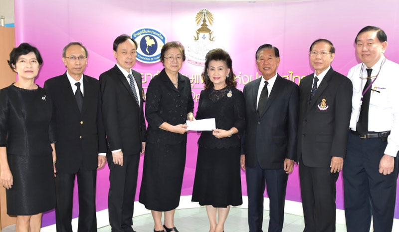 น้ำใจเพื่อผู้ยากไร้ : ประจักษ์ - ละออ ตั้งคารวคุณ ประธานที่ปรึกษากลุ่มบริษัททีโอเอ และกรรมการมูลนิธิคุณแม่ลี้กิมเกียว มอบเงิน 2 แสนบาท ให้แก่ ศ.คลินิก พญ.คุณไธวดี ดุลยจินดา ประธานจักษุมูลนิธิแห่งประเทศไทย เพื่อช่วยเหลือผู้ป่วยโรคตาในพื้นที่ทุรกันดารทั่วประเทศ ที่ อาคารเฉลิมพระบารมี 50 ปี