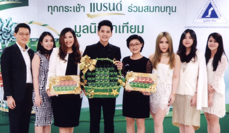 ก้าวสำคัญ : พุดตาน พงศ์พัฒนาไพบูลย์ ผอ.ฝ่ายการตลาด บจก.เซเรบอส (ประเทศไทย) เปิดโครงการ “แบรนด์สร้างความดี...เพื่อมูลนิธิขาเทียม ในสมเด็จพระศรีนครินทราบรมราชชนนี” เพื่อส่งต่อกำลังใจให้แก่ผู้พิการขาที่ยากไร้ทั่วประเทศ โดยมีศิลปินนักร้อง ศักดิ์สิทธิ์ เวชสุภาพร ร่วมงาน ที่ สถานีรถไฟฟ้าช่องนนทรี