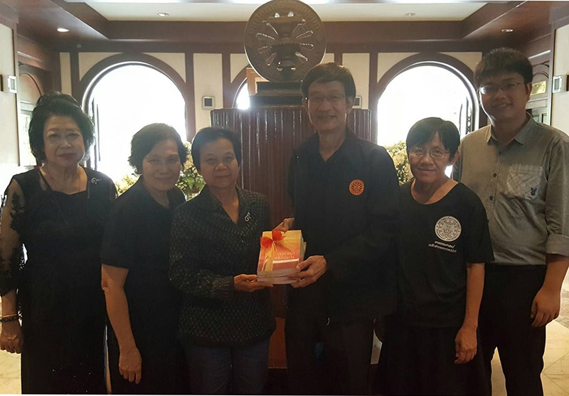 สาระนิยายชีวประวัติ : ศ.ดร.ป๋วย เย็นฤดี วงศ์พุฒ ประธานมูลนิธิการศึกษาเพื่อชีวิตและสังคม รับมอบหนังสือ “ดอกหญ้าเหนือผืนดิน” 100 เล่ม จาก บุญสม อัครธรรมกุล 
ผช.อธิการบดี มหาวิทยาลัยธรรมศาสตร์ เพื่อนำไปมอบให้แก่ห้องสมุดโรงเรียนพื้นที่ห่างไกลในจังหวัดต่างๆทั่วประเทศ ที่ ตึกโดม มธ.ท่าพระจันทร์