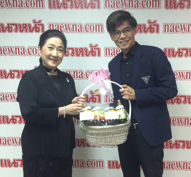 สวัสดีปีระกา : ผาณิต พูนศิริวงศ์ รับมอบกระเช้าอวยพรเนื่องในโอกาสขึ้นปีใหม่ พ.ศ.2560 จาก สมชาย แกมทอง ผอ.สำนักการเผยแพร่ความรู้และประชาสัมพันธ์ สมาคมวางแผนครอบครัวแห่งประเทศไทยฯ พร้อมส่งความสุขสวัสดีปีใหม่คืนกลับแด่ทุกท่านด้วยมิตรไมตรี ที่ สำนักงานหนังสือพิมพ์แนวหน้า หลักสี่