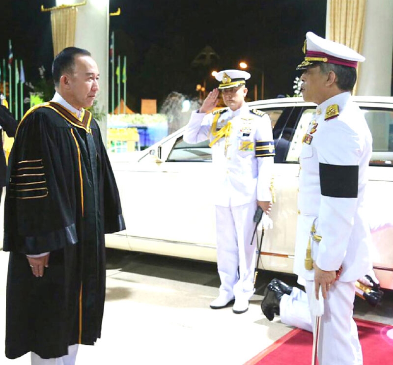 พระบาทสมเด็จพระปรมินทรมหาภูมิพลอดุลยเดช ทรงพระกรุณาโปรดเกล้าฯให้ สมเด็จพระเจ้าอยู่หัวมหาวชิราลงกรณ บดินทรเทพยวรางกูร เสด็จฯแทนพระองค์ ในการพระราชทานปริญญาบัตรแก่ผู้สำเร็จการศึกษาจากมหาวิทยาลัยราชภัฏเชียงใหม่ ประจำปีการศึกษา 2557-2558 โดยมี ม.ล.ปนัดดา ดิศกุล รมช.กระทรวงศึกษาธิการ เฝ้าฯรับเสด็จ ณ หอประชุมทีปังกรรัศมีโชติ มหาวิทยาลัยราชภัฏเชียงใหม่ ศูนย์แม่ริม อำเภอแม่ริม จังหวัดเชียงใหม่ เมื่อวันที่ 6 มกราคม 2560