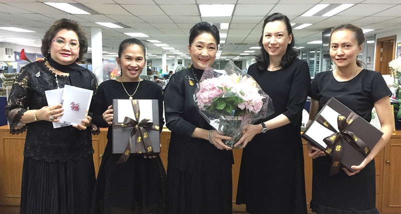 สวัสดีปีใหม่ : ณัฐวรรณ ทีปสุวรรณ ผู้อำนวยการ สำนักงานประชาสัมพันธ์และสื่อสารองค์กร บริษัท บุญรอดบริวเวอรี่ จำกัด มอบแจกันดอกไม้แด่ ผาณิต พูนศิริวงศ์ เพื่ออวยพรส่งความสุขในโอกาสเทศกาลปีใหม่ พร้อมนำผลิตภัณฑ์ตราสิงห์ อาทิ น้ำดื่ม โซดา เบียร์ น้ำผลไม้ ชา แยม ฯลฯ การันตีสินค้าคุณภาพที่ได้รับความนิยมจากลูกค้ามามอบให้แก่กองบรรณาธิการ ณ สำนักงานหนังสือพิมพ์แนวหน้า ถนนวิภาวดีรังสิต