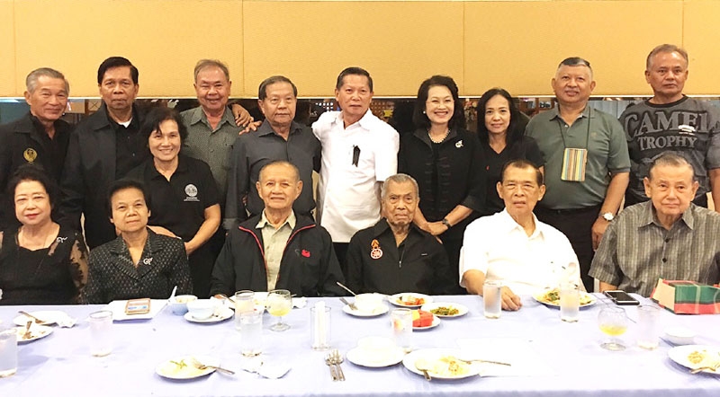 สามัคคี : พ.ท.กมล ประจวบเหมาะ นายกสมาคมนักปกครองแห่งประเทศไทย นัดพบปะสังสรรค์ต้อนรับปีใหม่ กับพี่น้องชมรมรัฐศาสตร์ มหาวิทยาลัยธรรมศาสตร์ โดยมี พล.ต.ต.ไพโรจน์ ศิริโรจน์, จเด็จ อินสว่าง, ดิเรก อุทัยผล และ วรรณวิไล พรหมลักขโณ รองผู้ว่าราชการกรุงเทพมหานคร มาร่วมงาน ที่ สโมสรราชตฤณมัยสมาคมฯ (สนามม้านางเลิ้ง)