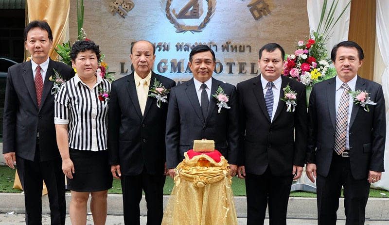 รองรับการท่องเที่ยวพัทยา : อลงกรณ์ พลบุตร รองประธานสภาขับเคลื่อนและการปฏิรูปประเทศ เป็นประธานในพิธีเปิด “โรงแรมหลงหม่า พัทยา” ให้กับ อนุชิต เหมารุ่งโรจน์ โดยมี พล.ต.ท.พิทักษ์ จารุสมบัติ, สุรัตน์ เมฆะวรากุล, เมฆินทร์ เอี่ยมสอาด และญาติมิตรมาร่วมแสดงความยินดี ที่เมืองพัทยา จ.ชลบุรี