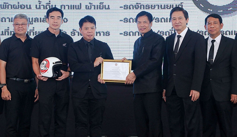 มูลค่ากว่า 1 ล้านบาท : อัครเดช โรจน์สิรวรพัฒน์ ผช.ผจก.ทั่วไป ส่วนงานวางแผนธุรกิจฯ บจก.เอ.พี.ฮอนด้า มอบน้ำมันเครื่อง 9,036 ขวด ให้แก่ ดร.สุเทพ ชิตยวงษ์ เลขาธิการคณะกรรมการการอาชีวศึกษา เพื่อโครงการ “อาชีวะอาสา ตรวจรถก่อนใช้ เดินทางปลอดภัย” ที่ริมคลองผดุงกรุงเกษม กระทรวงศึกษาธิการ