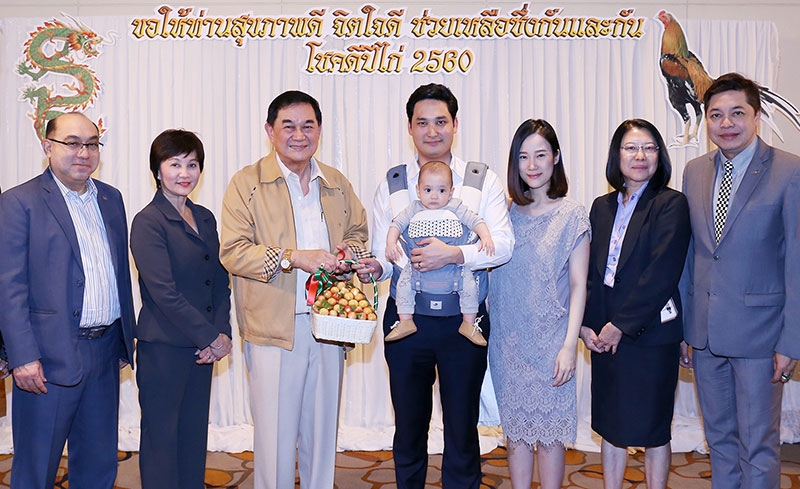 สุขกายสบายใจ...ปีใหม่มา : อนัคพล อิงคะกุล กรรมการบริหาร มิราเคิล กรุ๊ป พร้อมครอบครัว มอบของขวัญอวยพรในโอกาสขึ้นปีใหม่แด่ ดร.อัศวิน อิงคะกุล ประธานกรรมการบริหาร มิราเคิล กรุ๊ป โดยมี ปริญญา หงส์เลิศลักษณ์ ผอ.ส่วนประสานงาน, มยุรี ลาภศฤงคาร ผจก.ทั่วไปบจก.มาสเตอร์ มายนด์ คอนซัลแตนท์, อำไพ อารีพงษา ผจก.ทั่วไปกิจการสนามบินดอนเมือง และ สิริพงษ์ กองเกตุ ผอ.ฝ่ายขายและการตลาด เป็นตัวแทนคณะผู้บริหารร่วมอวยพร ที่โรงแรมมิราเคิล แกรนด์ คอนเวนชั่น