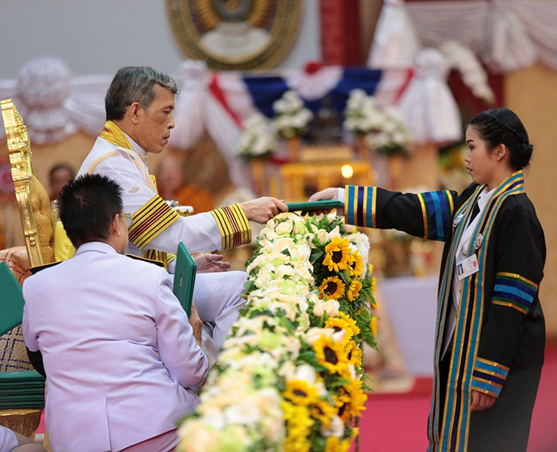 พระบาทสมเด็จพระปรมินทรมหาภูมิพลอดุลยเดช ทรงพระกรุณาโปรดเกล้าฯให้ 
สมเด็จพระเจ้าอยู่หัวมหาวชิราลงกรณ บดินทรเทพยวรางกูร เสด็จพระราชดำเนินแทนพระองค์ในการพระราชทานปริญญาบัตรแก่ผู้สำเร็จการศึกษาจากมหาวิทยาลัย ราชภัฏกำแพงเพชร ประจำปีการศึกษา 2557-2558 ณ หอประชุมทีปังกรรัศมีโชติ 
มหาวิทยาลัยราชภัฏเชียงใหม่ อำเภอแม่ริม จังหวัดเชียงใหม่