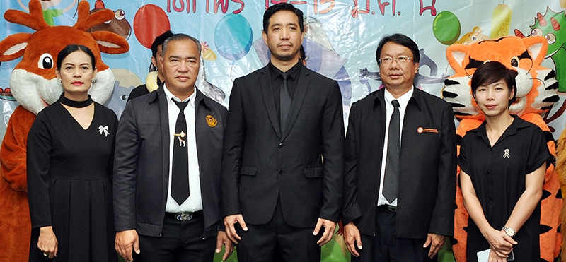 ของขวัญวันเด็ก : เบญจพล นาคประเสริฐ ผอ.องค์การสวนสัตว์ แถลงข่าว
การจัดงานวันเด็กแห่งชาติ ประจำปี 2560 ตามนโยบายสร้างความสุข เสริมความรู้
ให้เด็กๆ ด้วยการเปิดสวนสัตว์ทั่วประเทศทั้ง 7 แห่ง ขององค์การสวนสัตว์ 
ให้เข้าชมฟรี ตั้งแต่วันที่ 14-15 ม.ค. 2560 เพื่อมอบเป็นของขวัญวันเด็กปีนี้