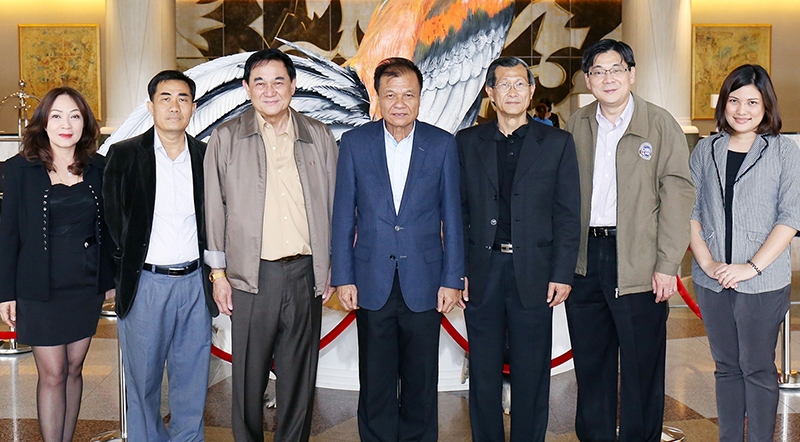 เข้าพัก...ทักทาย : ดร.อัศวิน อิงคะกุล ประธานกรรมการบริหาร มิราเคิล กรุ๊ป ต้อนรับ สะหวันคอน 
ราชมนตรี รมช.แถลงข่าว วัฒนธรรม และการท่องเที่ยว สปป.ลาว และ วรสัก ประวงเวียงคำ 
รองอธิบดีวิทยุแห่งชาติ สปป.ลาว ที่โรงแรมมิราเคิล แกรนด์ คอนเวนชั่น โดยมี ดำฤทธิ์ วิริยะกุล กก.บห.สมาพันธ์นักหนังสือพิมพ์แห่งอาเซียน ร่วมต้อนรับ